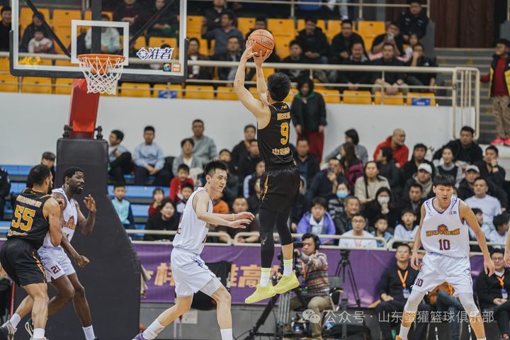 主场五连胜！山东蜜獾106-99力克苏科雄狮，继续捍卫荣耀