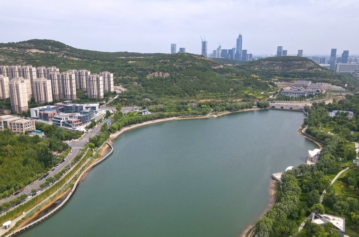 水天一色、溪水潺潺，夏日龙鼎滨水公园秀出高“颜值”