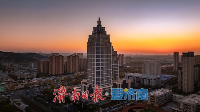 一年四季 泉在济南丨航拍经十西路，城市与暮色共谱诗意画卷