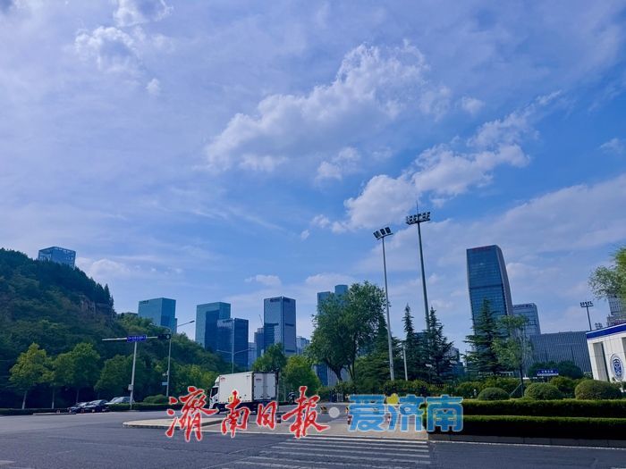 一年四季 泉在济南丨流云漫泉城 楼宇入画来