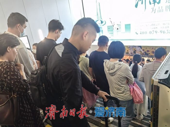 实拍早高峰时的奥体中心换乘站