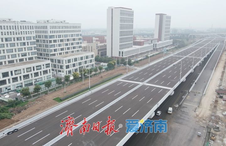 工业北路快速路东延项目 高架段开始施划交通标识线