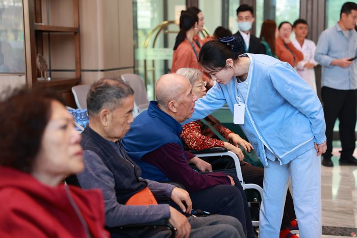 历下区：国企党工委联合省眼科医院开展重阳敬老义诊活动