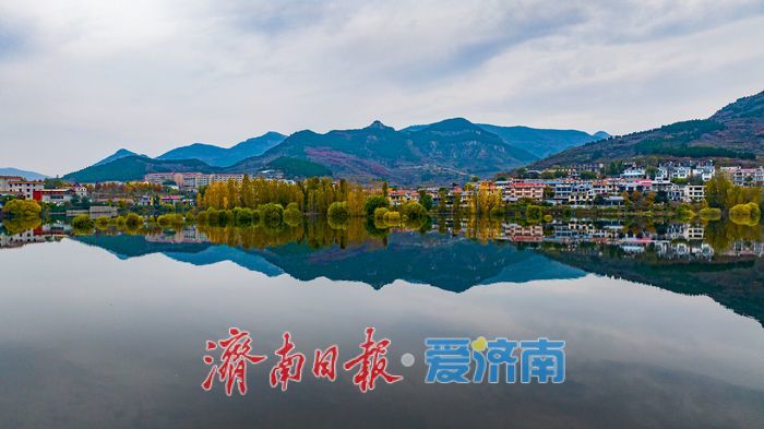 济南锦绣川水库化身“天空之镜” 山水倒影绘就壮丽画卷