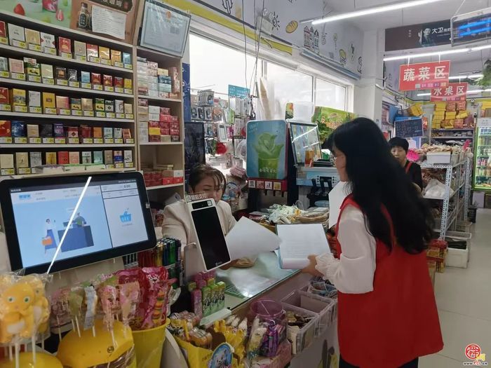 王舍人街道万象新天北区社区开展门前五包活动