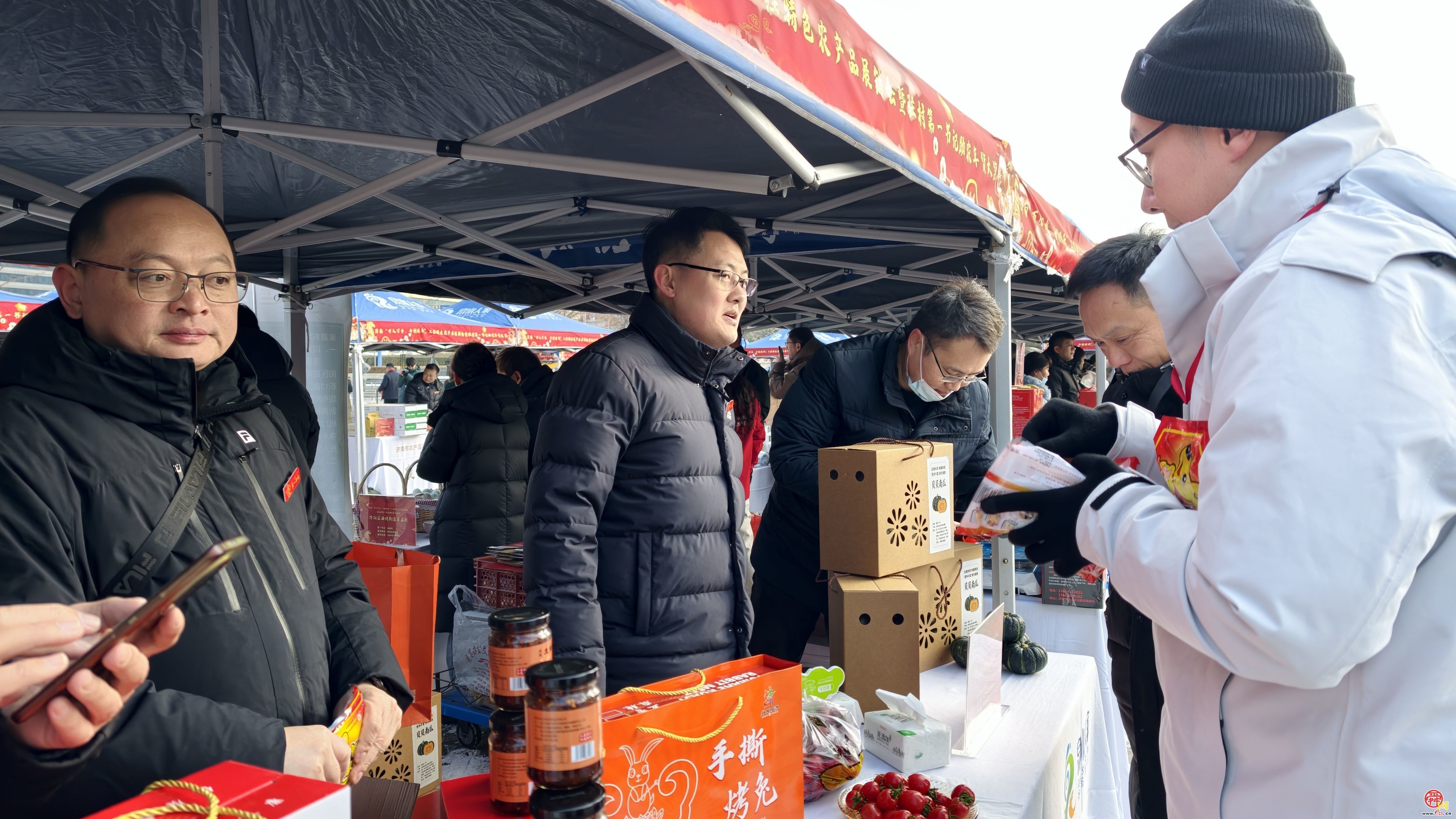 聚乡村好物 飨泉城年味 济南“万人下乡、千村提升”工程驻村第一书记助农年货大集在奥体中心北广场举办