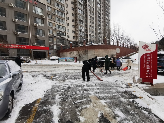 高新区伯乐实验学校积极清理积雪，为孩子安全上学保驾护航