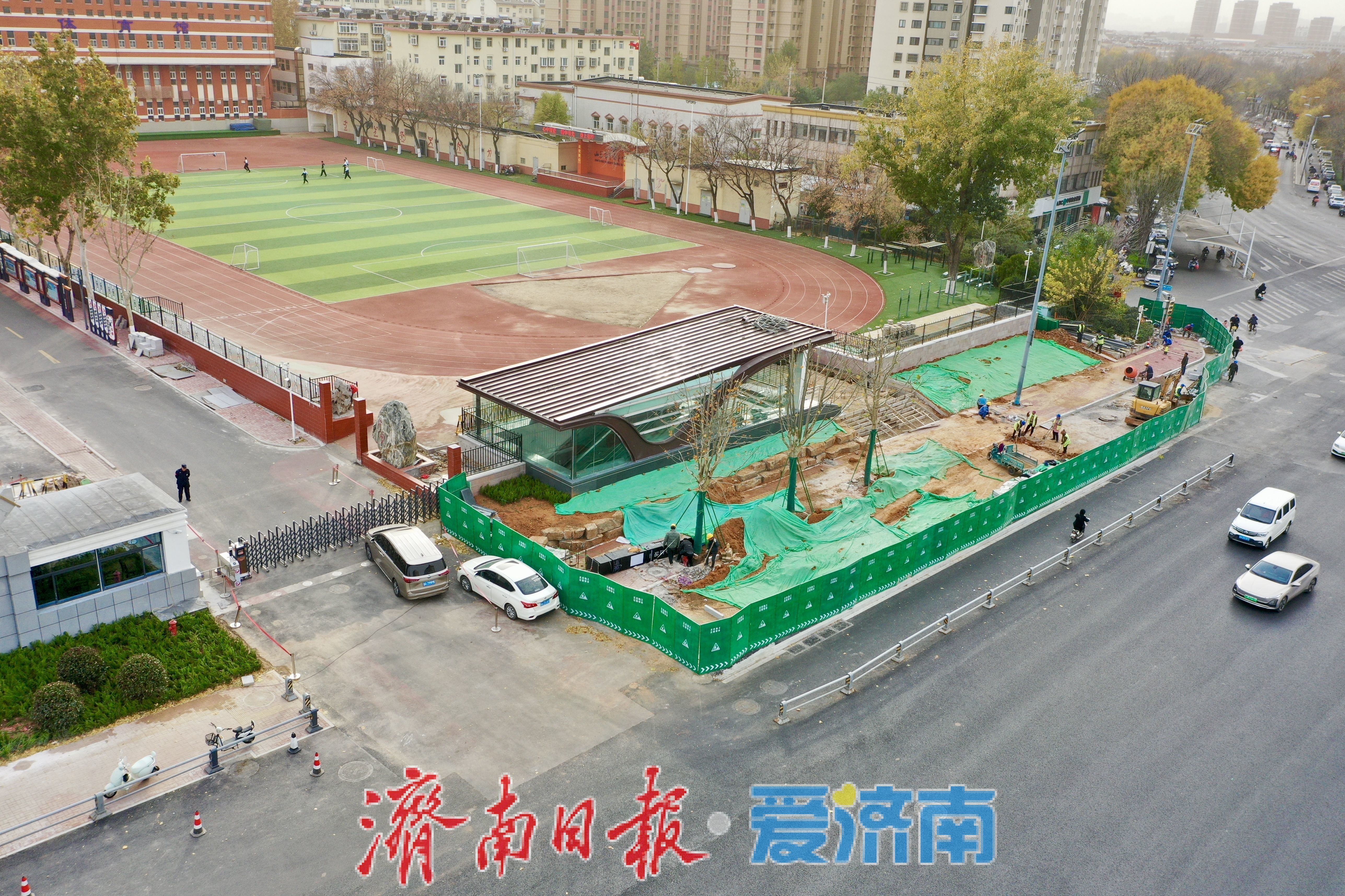 济南九中校前围挡拆除，周边通行环境显著改善