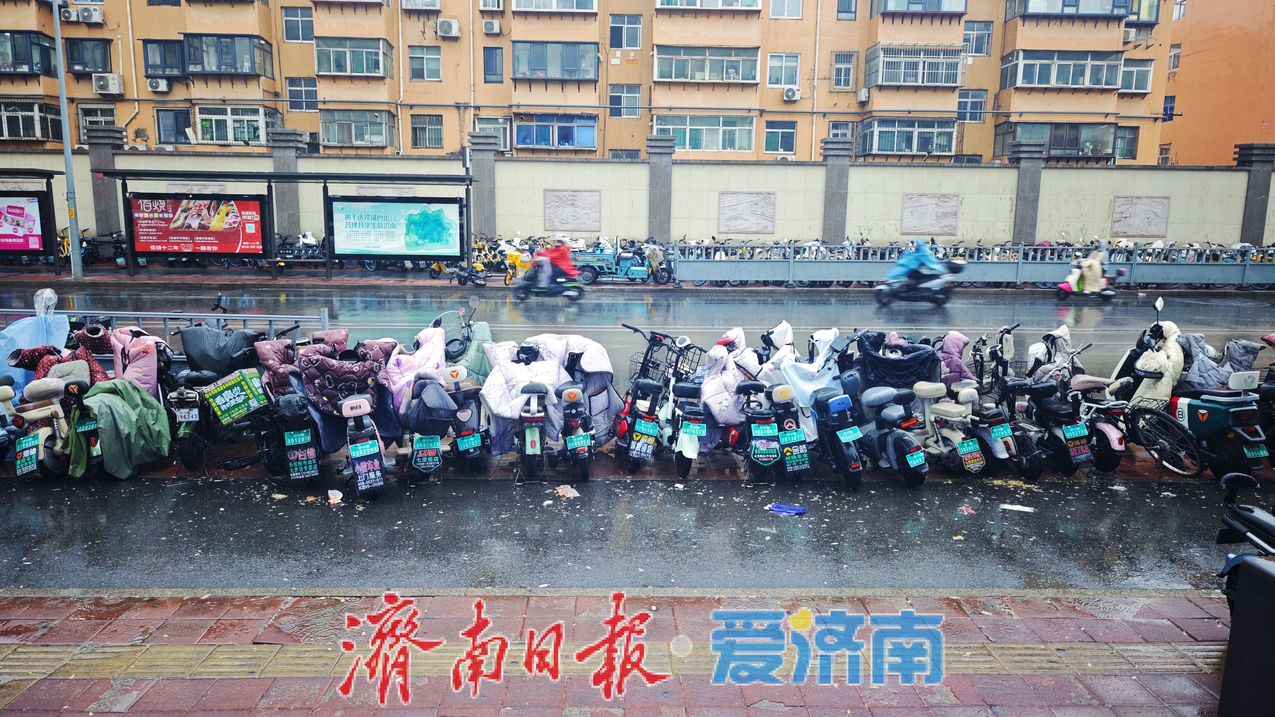 突降大雨困住市民 济南地铁七里堡站暖心服务暖人心 
