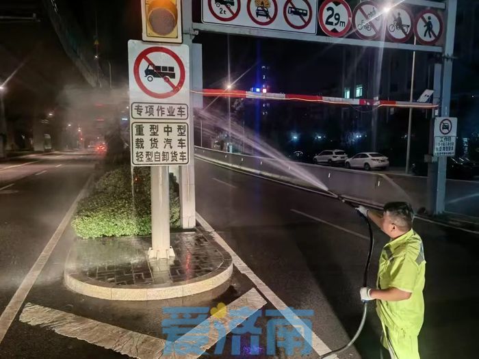 夜幕下，他们为济南高架路“洗刷刷”