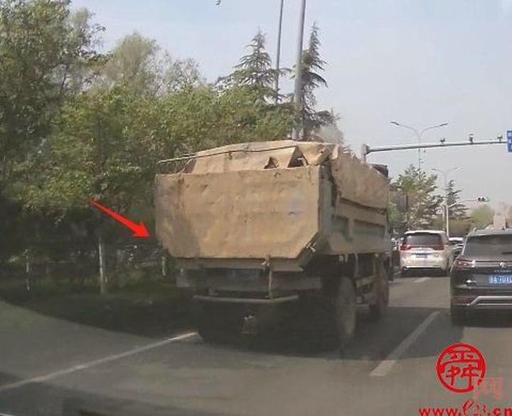 济南交警查获货车的后车牌被泥巴遮挡 予以处罚