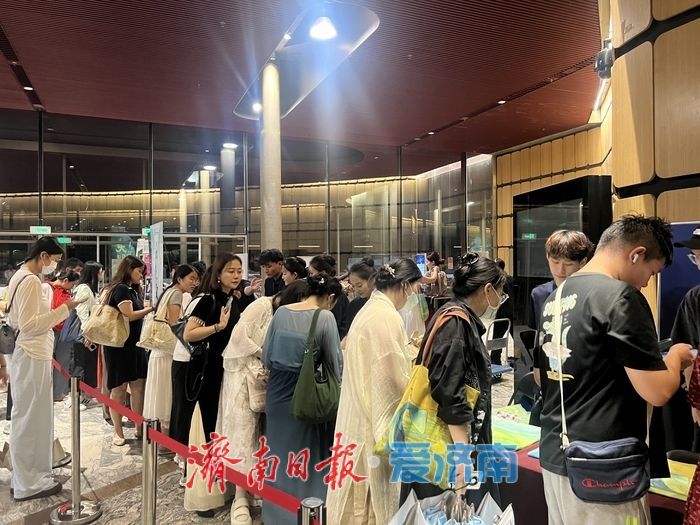 《只此青绿》济南掀热潮，观众沉浸式感受宋韵之美