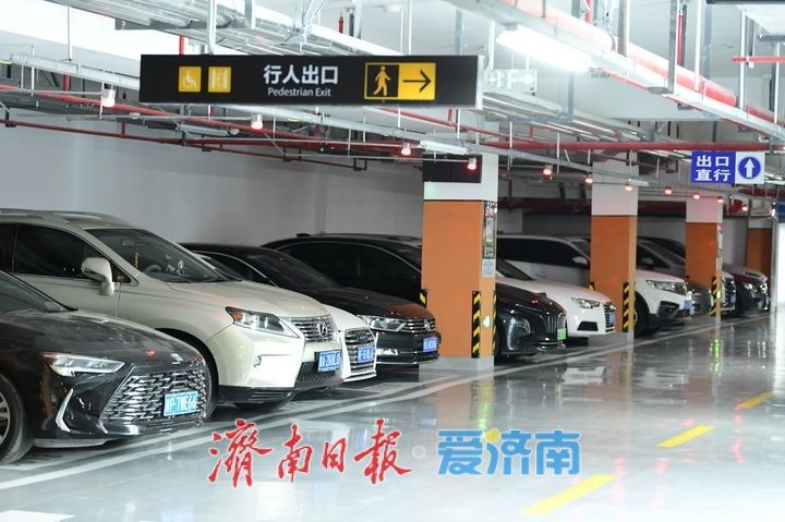 泉城广场新建“城市智慧停车场”启用