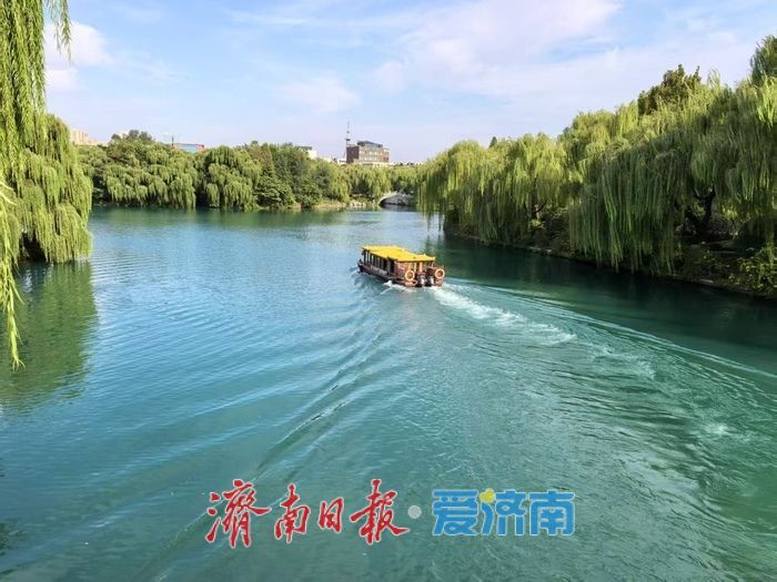 秋染大明湖：天蓝水碧绘就泉城诗意画卷