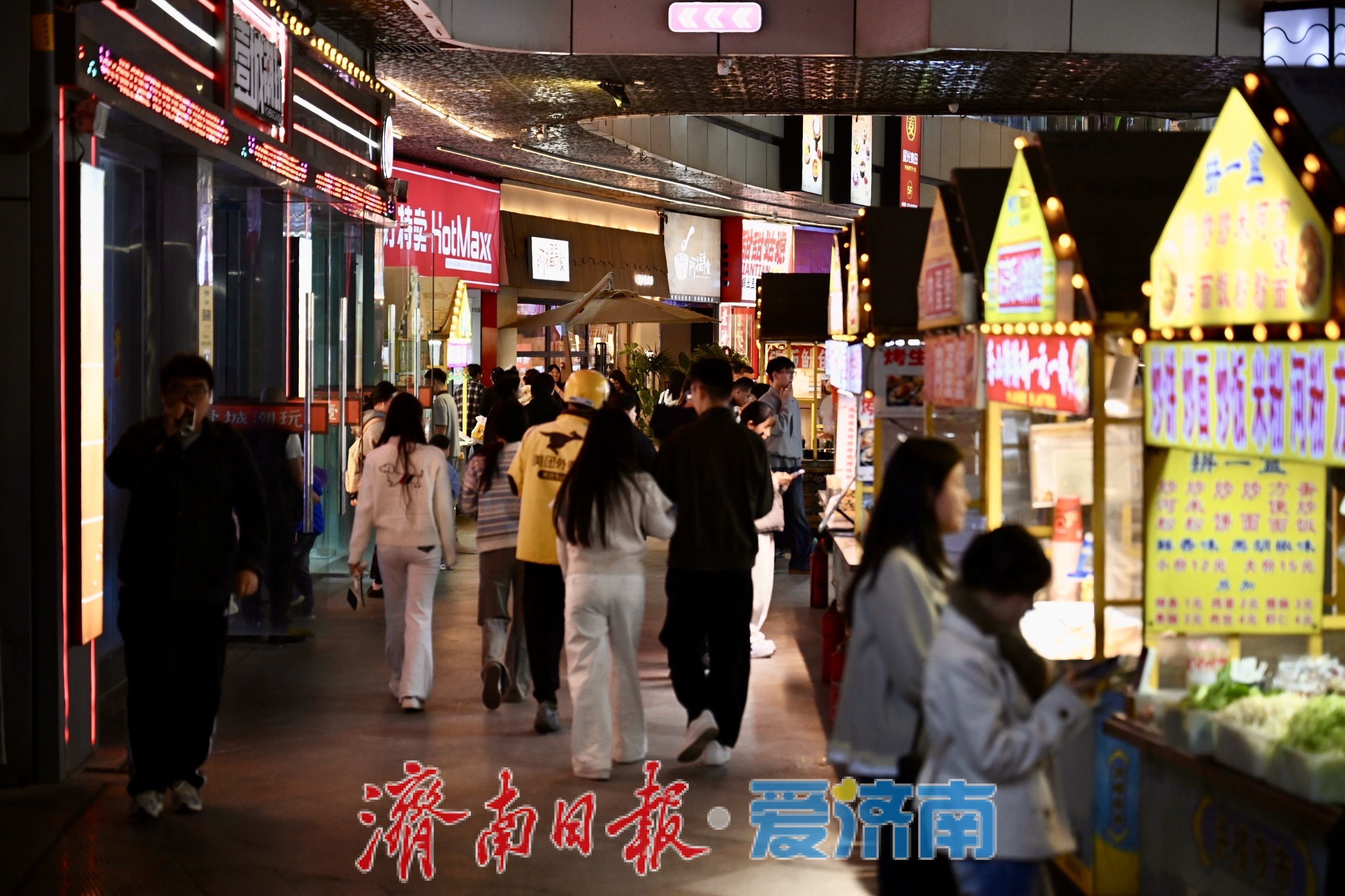 灯火璀璨烟火浓 洪楼夜市点亮泉城夜经济