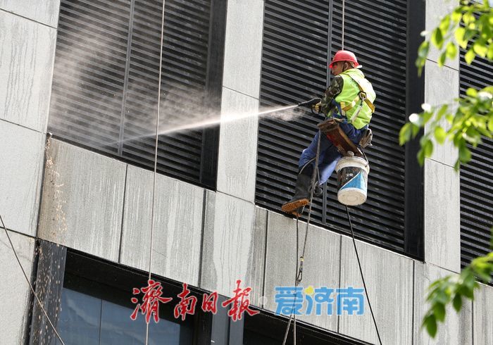 城市高空“蜘蛛人”：悬于百米之上，擦亮城市与人生