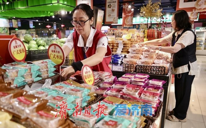 中秋临近 月饼抢“鲜”上市