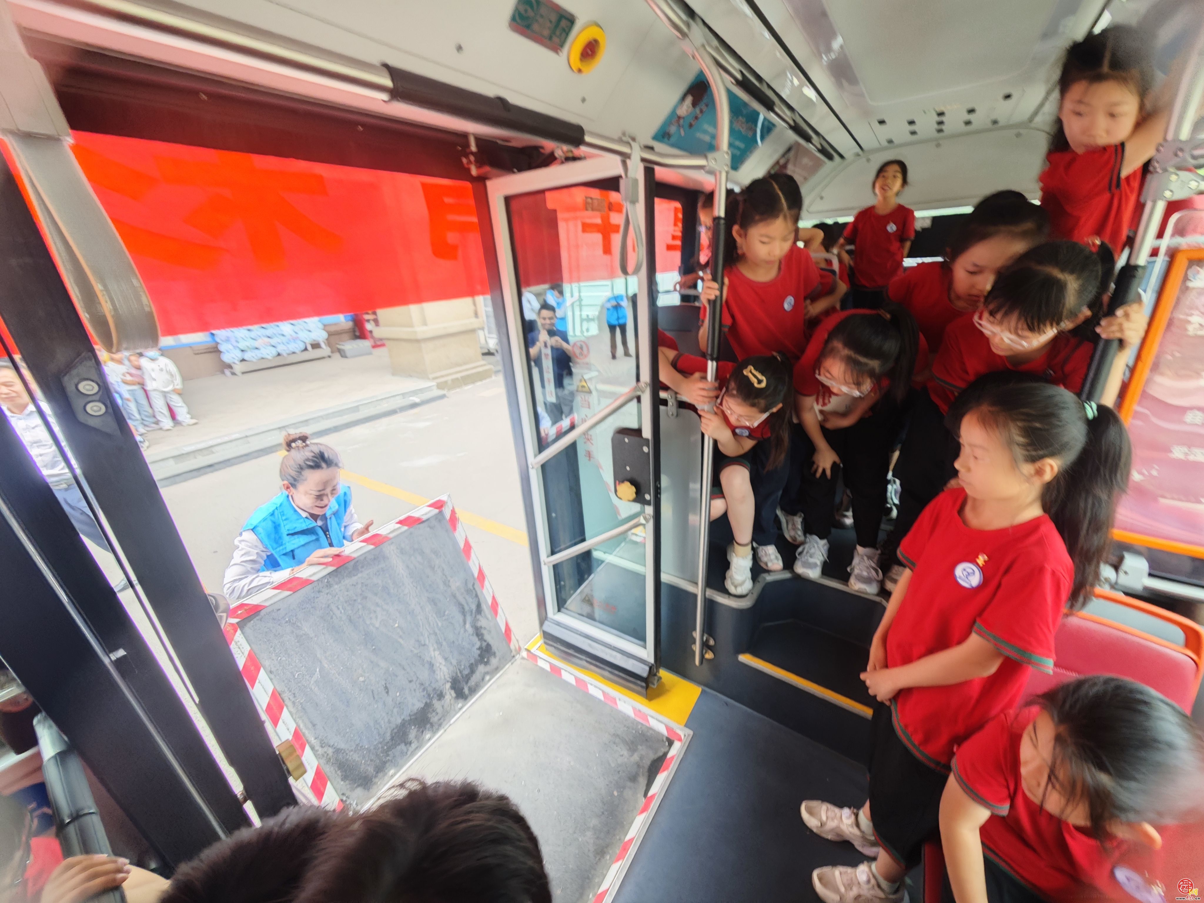 公交车进校园，共筑六一安全防线