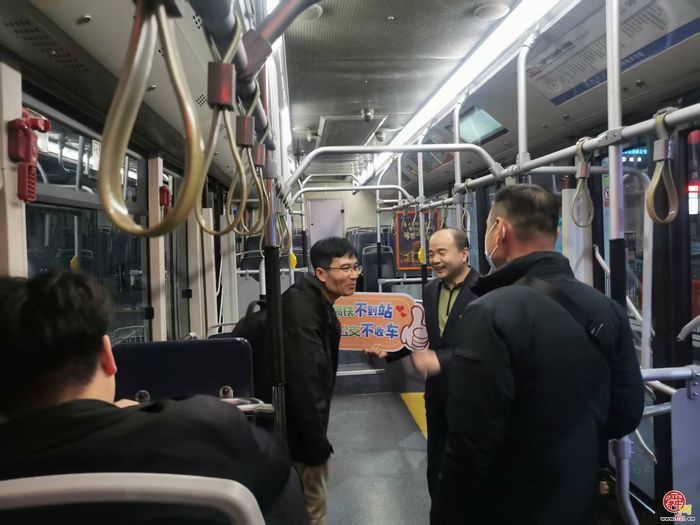 清明假期最后一天 济南西站公交枢纽再次开启“不闭站”模式