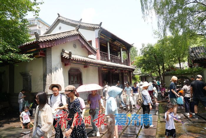 泉城热浪蒸腾 趵突泉畔亲泉戏水寻清凉