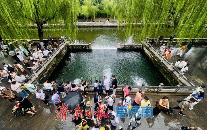 黑虎泉水位飙至29.79米创今夏新高，游客雨中尽享“虎啸”胜景
