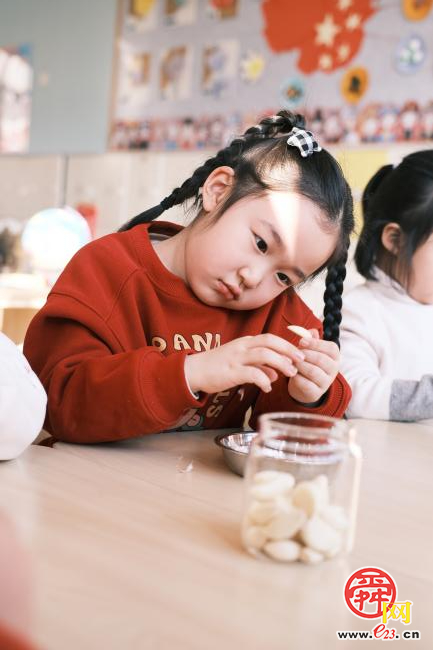 小马加持的腊八蒜 天桥萌娃把年味腌进罐里啦！