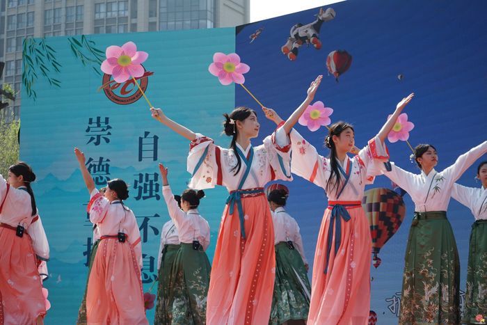 诗香润匠心 文化铸根基——济南传媒学校第二届“丁香花开”校园诗会圆满举行