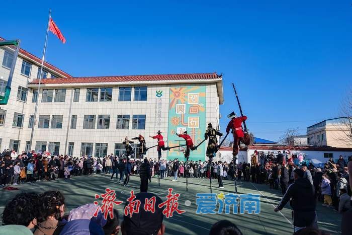 新春走基层丨济南小米高跷队正月巡演 传统技艺舞动泉城年味