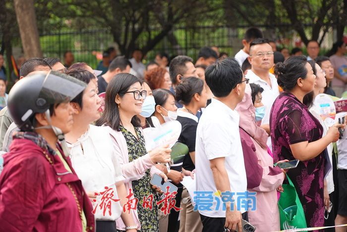 场内笔耕逐梦 场外守盼陪“烤”