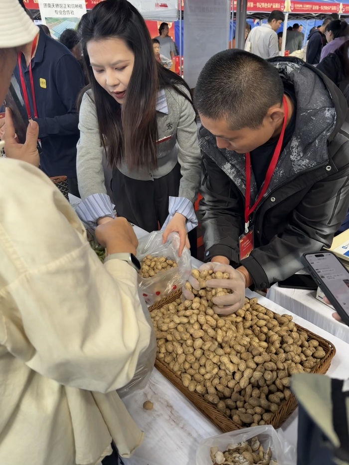 五彩草莓、平阴玫瑰衍生产品等特色品牌在丰收节吸引市民购买