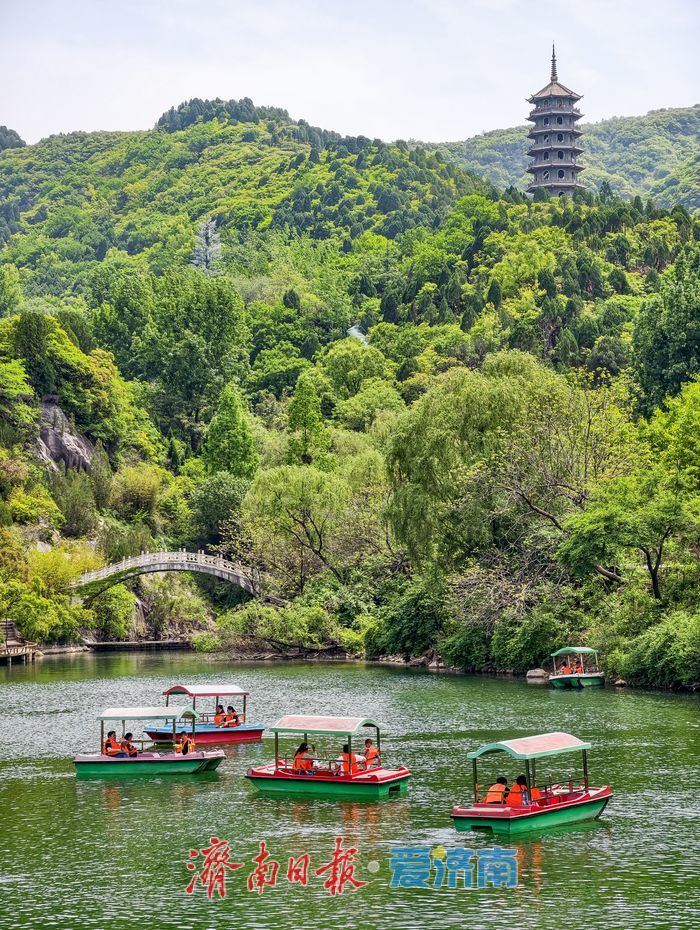 泛舟绚秋湖上，慢品泉城春日悠然