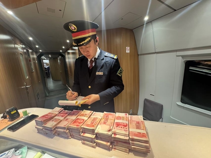 遗落40余万元现金急坏乘客，列车乘组紧急帮寻成功归还