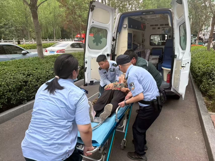 济南街头一老人突发疾病晕倒 民警暖心救助