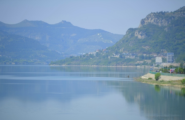 天朗气清，初夏卧虎山水库呈现“天空之镜”美色