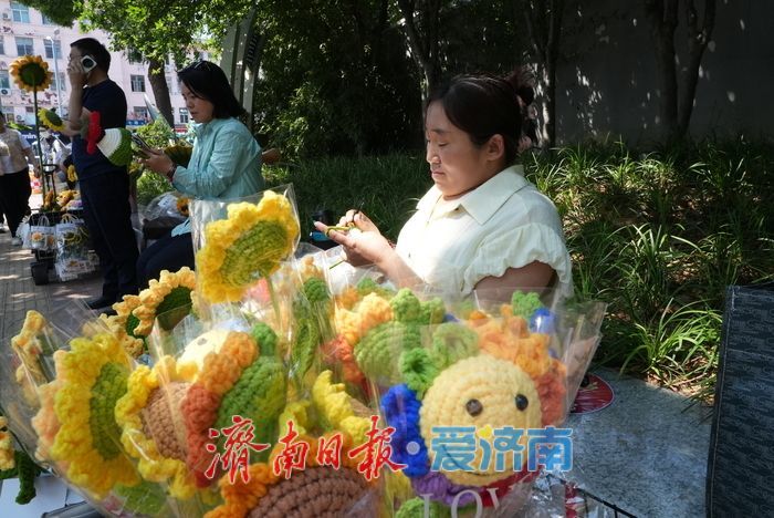 轮椅上织出“向阳花”：一针一线连着生计，也是给考生的独家祝福