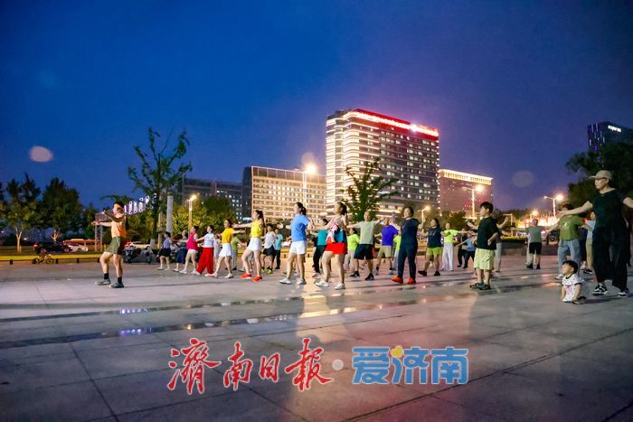 千万粉丝网红扎根泉城夏夜 奥体健身热潮点亮全民健身日
