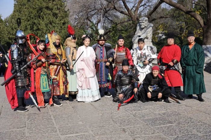 济南第六届汉服文化嘉年华启幕，身着正规汉服可免票登千佛山