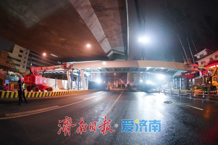 便民通行再提速！二环东路百花公园人行天桥主桥吊装完成