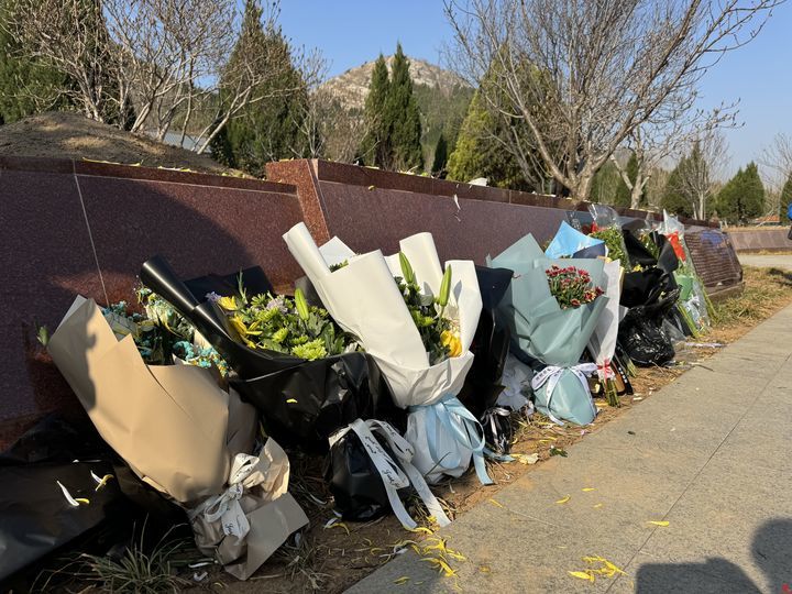 繁花为伴 魂归自然 济南市玉函山安息园举行集体花坛葬