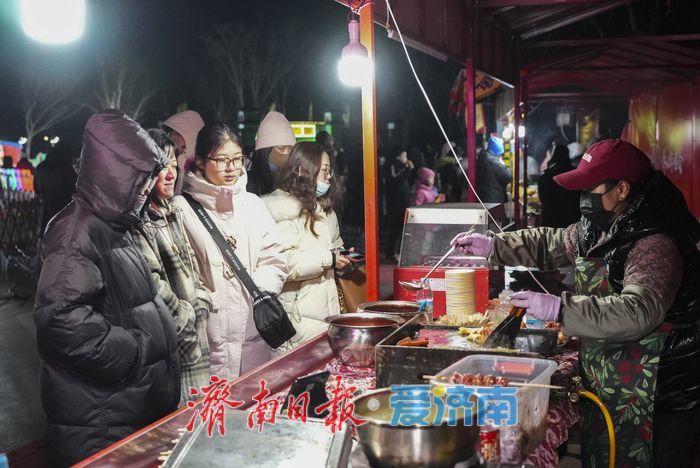 华山景区蛇年游园会越“夜”越精彩