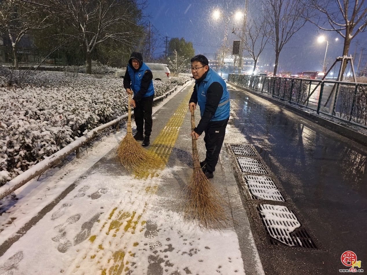 泉城首雪映担当 多方合力保通畅——济南市智管中心清雪除冰行动纪实