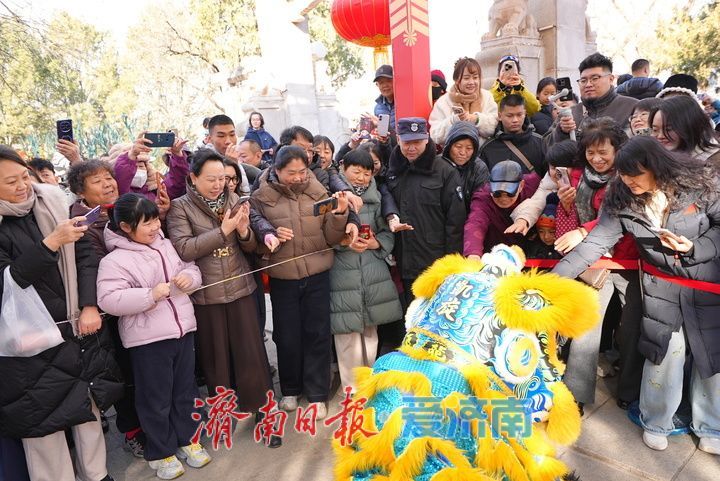 “泉”在济南过大年｜登高祈福 骏马迎春 济南千佛山新春游园会人气爆棚