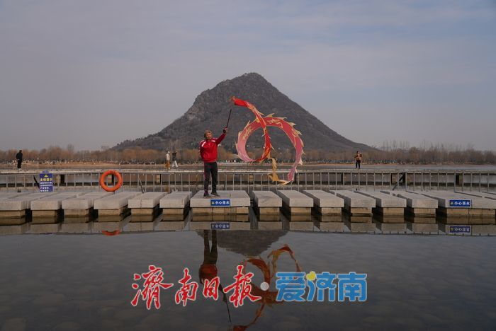 华山历史文化湿地公园 “健身龙”舞动春天活力