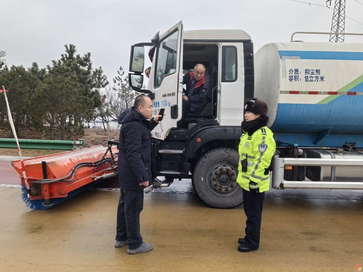 &nbsp;冰冻雨雪来袭 莱芜交警多措并举保畅通