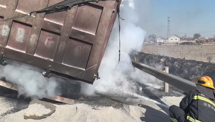 货车轮胎突发起火，济南消防紧急扑救