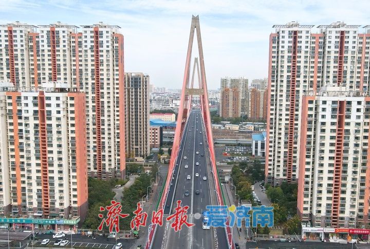 济南纬六路高架桥南引桥重新铺设沥青路面，新防撞护栏陆续安装