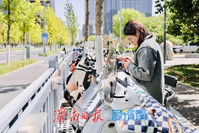 小护栏彰显大功夫 济南CBD优化非机动车停放环境