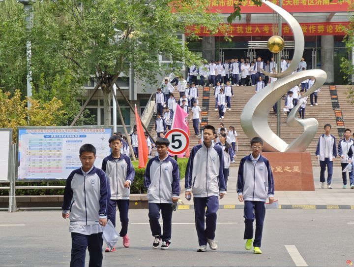 中考收官 济南二中考场外温情迎考