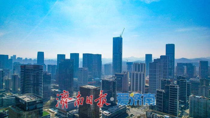 济南CBD春日晴景尽显城市新活力