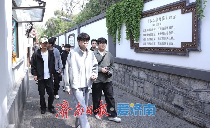 西更道街春意浓 游客漫步石板路打卡老巷